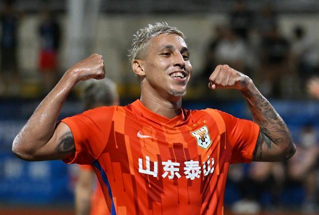 泰山争议双子星变红花 廖力生克雷桑正是转型必备